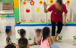 Sở Giáo dục TPHCM lên tiếng vụ bảo mẫu dùng dây thun bắn vào trẻ