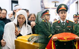 Chiều mưa tiễn đưa Trung tá Trần Văn Tùng về nơi an nghỉ, con gái nhỏ nép bên mẹ: “Mẹ đừng khóc mà…”
