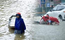 Toàn cảnh Hà Nội ngập sau trận mưa suốt đêm: Những ai đi làm sáng nay lưu ý các tuyến đường này!