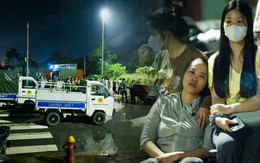 Xuyên đêm tìm kiếm một nam sinh viên ở Hà Nội nghi mất tích khi đi qua đường ngập sâu, người mẹ đến hiện trường ngóng tin con