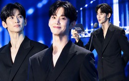 Kim Soo Hyun tái xuất tại lễ trao giải sau scandal, thần thái ra sao?