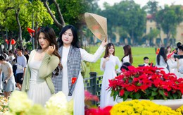 Hà Nội ngày Quốc khánh: Giới trẻ xếp hàng ngay ngắn vào Di tích Nhà tù Hỏa Lò, khoe áo dài duyên dáng bên Lăng Bác