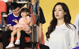 Đỗ Mỹ Linh khoe visual sáng bừng nhưng em bé 3 tuổi được chủ tịch CLB Hà Nội âu yếm bên cạnh mới chiếm spotlight