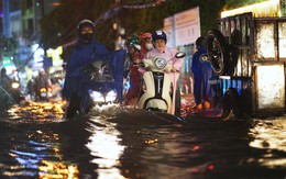 TP.HCM mưa lớn liên tiếp: Dân công sở khổ không ai bằng, tan làm gặp ngập, xe hư, về nhà vẫn còn một “núi” việc