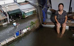 Cả ngày nắng oi, tối một nơi ở TP.HCM lại ngập như sông: Nước tràn vào nhà, người dân lại kê đồ "chạy triều"