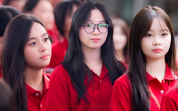 K65 Ngoại thương vừa "debut" ngày khai giảng và dàn nữ sinh ai cũng xứng làm center!
