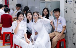 Tới THPT Võ Trường Toản - ngôi trường công lập rộng gần 20.000m², có cả hồ bơi giữa sân ngày đầu năm học mới