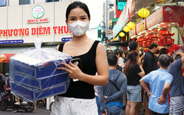 Cảnh tượng đông nghẹt tại một tiệm bánh trung thu nổi tiếng ở TP.HCM: Chờ gần 2 tiếng, xếp hàng lại 3-4 lần mới mua đủ số lượng