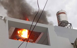 Cháy nhà 5 tầng ở TP.HCM, lửa bùng lên dữ dội