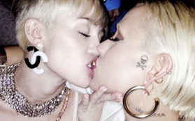 Sau Katy Perry, Miley Cyrus lại hôn môi thắm thiết nữ ca sĩ khác
