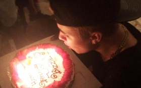 Justin Bieber thổi nến mừng sinh nhật 20 tuổi