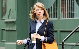 Taylor Swift xinh xắn dẫn mèo cưng đi dạo phố