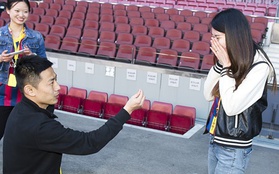 Fan cuồng Barcelona cầu hôn bạn gái ở Nou Camp