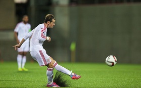 Gareth Bale "không chịu nổi" mặt sân 3G của Andorra