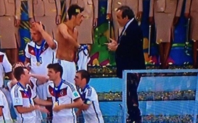 Chủ tịch UEFA xin áo đấu của Mesut Ozil ngay trên bục trao huy chương