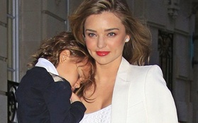 Bé Flynn ngủ ngon lành trên vai mẹ Miranda Kerr