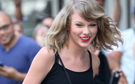 Taylor Swift khoe chân thon, ngượng ngùng giữa đám đông trên phố