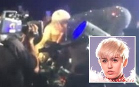 Miley hôn fan nữ đắm đuối trong concert