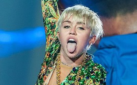 Nam công nhân bị thương vì "chiếc lưỡi khổng lồ" của Miley
