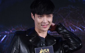 Lay (EXO) bẽn lẽn bên đàn anh trong sự kiện tuyên truyền phim