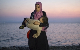 Chùm ảnh xót xa về những đứa trẻ trong hành trình tị nạn khắc nghiệt ở châu Âu