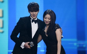 Park Shin Hye và Kim Woo Bin thể hiện tình cảm ngay trên sân khấu