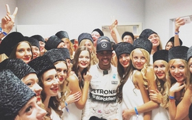 Dàn người đẹp vây quanh, chúc mừng Hamilton vô địch Russian GP