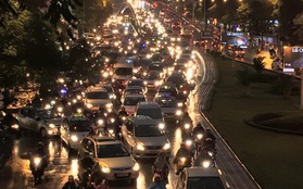 Hà Nội: Hàng nghìn phương tiện nhích từng chút một trong mưa lớn vào giờ tan tầm