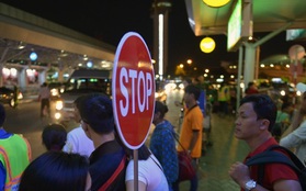 Cận cảnh đội tình nguyện giảm tải cho sân bay Tân Sơn Nhất dịp cuối năm