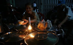 Ngọn đèn dầu ở quán chè vỉa hè Sài Gòn 40 năm chưa một lần tắt