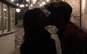 Beckham "đốn tim" fan bằng nụ hôn đắm đuối Victoria đêm Giáng sinh