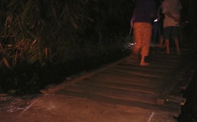 Qua cầu tạm, một người rơi xuống suối tử vong