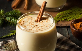 Học cách pha cocktail trứng eggnog đúng chuẩn Giáng sinh