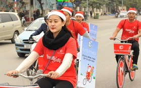 Hà Lade đạp xe từ thiện cùng dàn ông già Noel cực điển trai