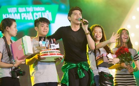 Noo Phước Thịnh bất ngờ được hàng chục nghìn khán giả tổ chức sinh nhật trên sân khấu