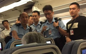 Hành khách Trung Quốc bị bắt vì tạt nước cam vào người tiếp viên hàng không