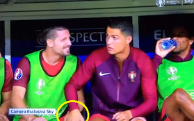 Cầu thủ điển trai cười tít mắt khi được Ronaldo xoa đùi