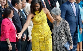 Vợ ông Lý Hiển Long gặp đệ nhất phu nhân Mỹ Michelle Obama chỉ dùng túi 10USD do sinh viên Singapore thiết kế