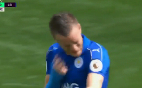 Vardy tự đấm vào mặt vì bỏ lỡ cơ hội