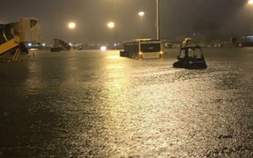 Sân bay Tân Sơn Nhất ngập nặng vì mưa lớn kéo dài, nhiều chuyến bay phải hoãn