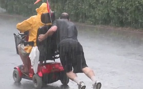 Người anh hùng dãi gió dầm mưa để giúp đỡ một người đi xe lăn gặp nạn