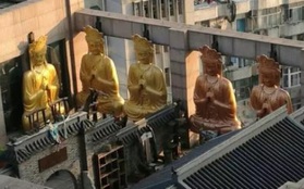 Dựng tượng Phật khổng lồ màu vàng ròng trên mái nhà cao tầng, người dân vội vàng dỡ bỏ sau đó không lâu