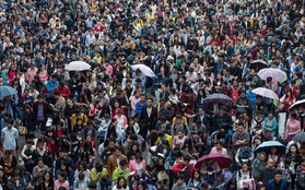 Trung Quốc: Hơn 100.000 thí sinh đội mưa đi thi tuyển công chức