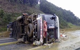 Lật xe giường nằm trên cao tốc Nội Bài - Lao Cai, 8 người bị thương