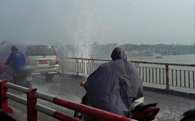 Hi hữu: Giữa trời nắng đi qua cầu Chương Dương vẫn phải mặc áo mưa