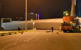 Hà Nội: Dầm thép khổng lồ rơi chắn ngang đường Trần Duy Hưng giữa đêm khuya