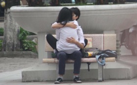 Hà Nội: Đôi học sinh ôm hôn "đắm đuối" trong tư thế nhạy cảm giữa chốn đông người