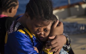 Chùm ảnh: Những gian nguy và đau đớn trên hành trình vượt biển của người tị nạn