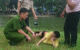 Hà Nội: Nam thanh niên nghi "ngáo đá" bơi ra Tháp Rùa tạo dáng nàng tiên cá