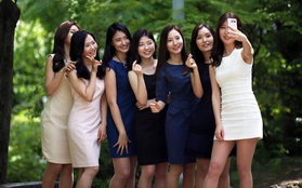 Ai cũng phải xao xuyến khi nhìn các nữ sinh trường nữ lớn nhất thế giới chụp ảnh tốt nghiệp